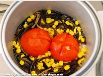 step4: 用一米量杯的水來煮飯，電鍋跳起再悶煮十分鐘即可。