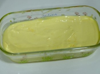 step6: 完成的雪糕似軟雪糕，若想雪糕食落硬身一些，可以將雪糕放回冰格雪至硬身。