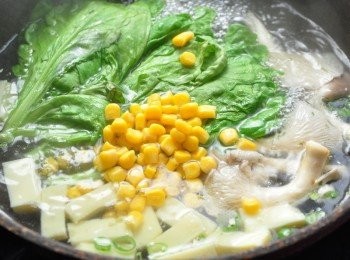 step7: 然後加上2大匙罐頭玉米粒，滴幾滴香油即可!