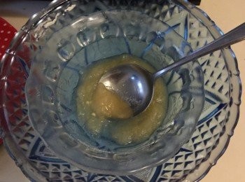 step5: 魚膠粉放入10g，加熱至座溶(約 30秒)。
將 2湯匙淡忌廉入拌入魚膠溶液內；
