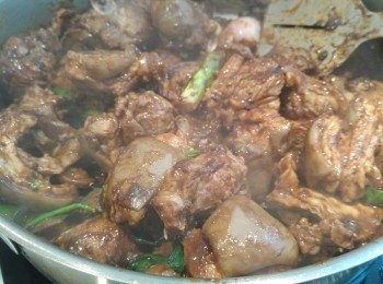 step5: 將羊腩回鑊和混醬一起炒勻。