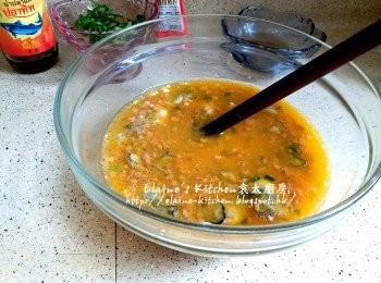 step7: 再加入豬肉碎及蠔仔輕輕拌勻靜待10分鐘