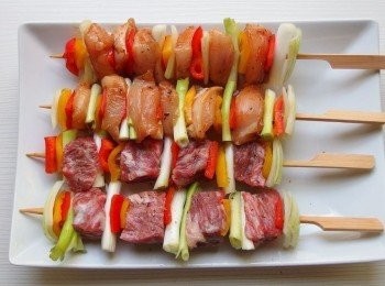 step2: 將無骨牛小排切塊,雞肉切塊,洋蔥及彩色甜椒切塊,全部用竹籤串起即可,撒上少許的海鹽及胡椒粉