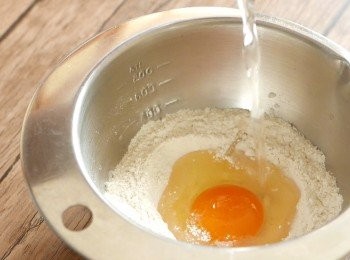 step3: 把中筋麵粉、鰹魚素和鹽先以手動打蛋器拌勻並拌散粉粒。加入雞蛋和水，拌至順滑。