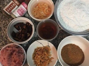 step1: 香菇和蝦米洗淨後分碗用冷水泡軟，香菇水要留下來用。其他<span class="group_1">食材</span>則分別秤好量。