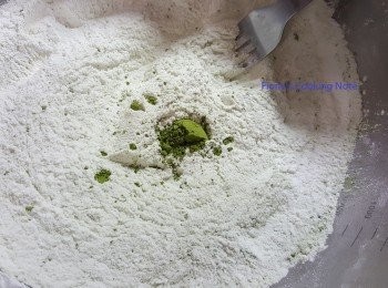step1: 準備三個大碗，將各色糰子所需要的粉類量好備用，抹茶粉均勻混和糯米粉。紅石榴取子榨汁後過濾取石榴汁備用。 P.S個別用碗是避免各色糰子互相染色。
