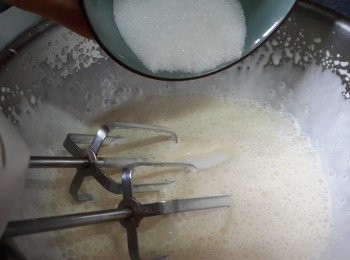 step14: 將淡忌廉倒入乾淨無油的容器中，分三次加入砂糖將淡忌廉打起幼紋路