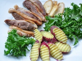 step4: 再將煎的金黃的鴨胸肉與杏鮑菇擺盤，並放上生菜與切片的栗子蕃薯裝飾