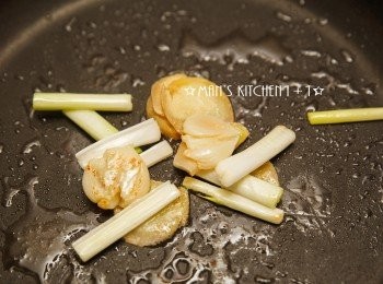 step1: 首先起油鍋，將大蒜、蔥白、薑片下鍋爆香。