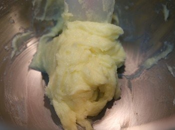 step1: 牛油+糖打勻至鬆軟滑身