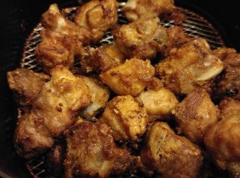 step2: 排骨先加生粉後加油攪勻,立即放入氣炸鍋內,每十分鐘反一反焗到排骨脆身即可。