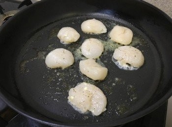 step2: 平底鑊中火加熱, 加入牛油, 溶化後加入帶子, 平放帶子於鑊上煎約1分鐘再反轉另一邊