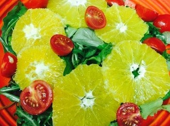 step2: 放上已洗淨並切半的車厘茄。鋪上已去皮並切片的香橙。