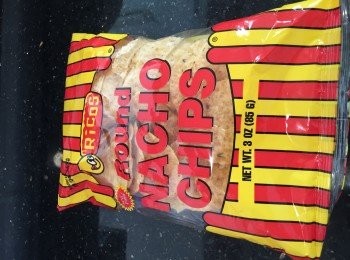 step2: *Nachos做法：
1.預熱焗爐180度。
2.將墨西哥片平放在焗盆內，鋪上一層薄薄嘅芝士碎，入焗爐，焗，2分鐘或芝士溶掉後，取出。
3.將牛肉醬平放在焗盤內，再放多一層芝士碎，焗至芝士溶掉，加番茜碎就食得啦。