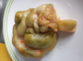 step3: 炸菜切片，用水浸20分鐘，沖水及擠水約5分鐘，擠乾水份後，用1茶匙糖醃炸菜。