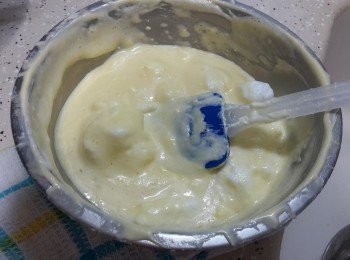 step7: 將1／3旦白霜加入旦黃面糊內，以切拌法混合