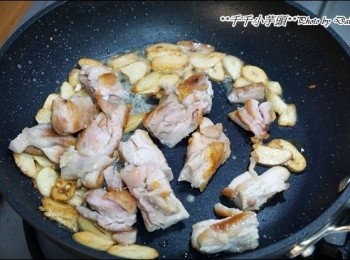 step4: 煎好後，倒入切好的雞腿肉
起鍋前放入蔥花及辣椒末(喜歡辣一點可多放些)翻均勻即可起鍋