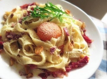 step8: 加上蛋黃灑上培根和蒜片即完成˙