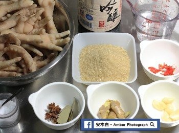 step1: 準備<span class="group_1">食材</span>。<a href="https://bit.ly/3kLFTWO" target="_blank" data-keyword="雞腳" class="guide-link"><strong>雞腳</strong></a> <span style="display:inline-block;vertical-align:middle;margin-top:-3px;color:initial;border-radius:3px;padding:2px 3px;font-size:12px;line-height:14px;background:#87d300;color:#fff;">即買</span> ，洗淨後剪去腳指甲。煮一鍋滾水，放入<a href="https://bit.ly/3kLFTWO" target="_blank" data-keyword="雞腳" class="guide-link"><strong>雞腳</strong></a> <span style="display:inline-block;vertical-align:middle;margin-top:-3px;color:initial;border-radius:3px;padding:2px 3px;font-size:12px;line-height:14px;background:#87d300;color:#fff;">即買</span> 汆燙，撈起來沖洗瀝乾備用。薑，洗淨後用刀背拍開。辣椒，去籽切絲(辣度可依個人接受程度調整)。