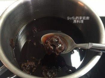 step1: 紅酒放入鍋中以小火煮滾，放入桂圓浸泡，置涼後取出桂圓備用