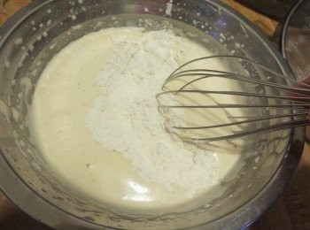 step3: 將粉過筛兩次 ，筛入一半的粉打发蛋液中，蛋液如果正确打发了,面粉是可以浮在上面,不下沉的.用橡皮刮刀轻轻的,把面粉和蛋液混合.用翻拌式,切拌式(这里很注意不要让面粉结块,也不要让蛋白消泡)