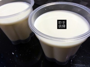 step2: 牛奶隔水加熱,加入鮮奶油跟蜂蜜拌勻,接著把泡軟的吉利丁片放入,讓材料充分融合,融合好材料就可以關火(牛奶不須至煮滾)倒入準備好的容器內(我是買布丁吃剩下的容器來裝)放冷藏至隔天就可以了