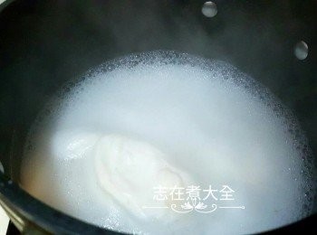step2: 蜆水煮至比較濃約220ml，隔去泡沫及沙，蜆水放涼備用
