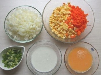 step2: 將洋蔥切末,玉米用刀削下成玉米粒,胡蘿蔔切細丁,雞蛋打成蛋汁,地瓜粉加入一點開水調成勾芡汁。青蔥切成蔥花