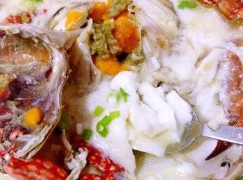 step5: 在蒸好的蟹上面放入蔥粒，淋上少許滾油，開吃囉。