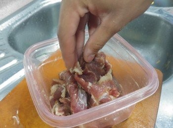 step3: 拿起醃肉的香茅段,加入生粉撈匀, 最後下油撈勻 (生粉及油後下會令豬扒滑點。)