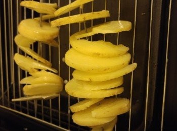 step2: 用串燒簽串起薯片形成塔,用架盛起薯塔攞去焗爐焗。