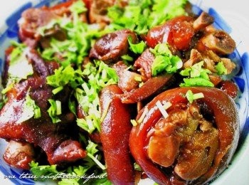 step4: 食用前先將喜歡的<span class="group_3">配料</span>炒香(辣椒或蒜頭)再加入豬腳與滷汁起鍋前加香菜拌勻即可 香噴噴的豬腳真的很下飯~