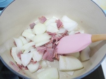 step3: 取一鍋倒入些許油後略炒培根及洋蔥。