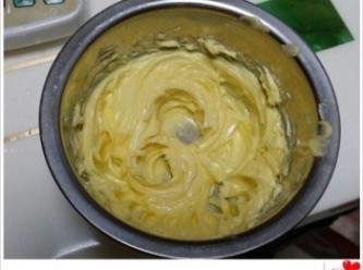 step1: 先把黃油軟化，再用電動打蛋器低速攪散，然後慢慢加入糖粉和鹽手動拌勻，轉中速將黃油打至膨脹。