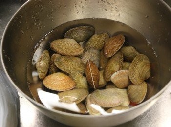 step2: 買回來的花甲用水浸泡2小時。