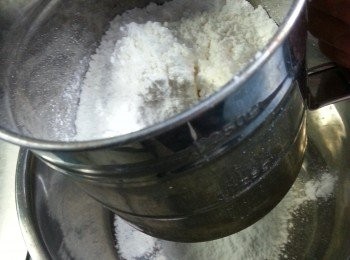 step4: 將粘米粉40g,糯米粉40g,低筋麵粉20g全部粉類過篩混合拌勻備用