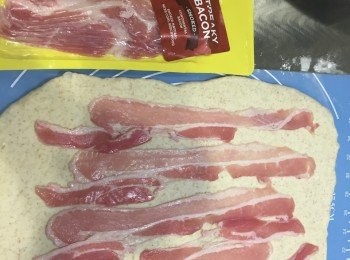 step3: 然後放四至五塊培根在已排氣的麵糰上