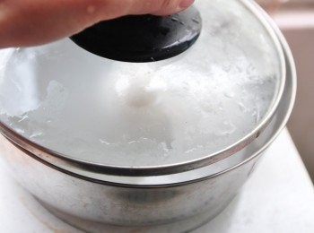 step2: 將2顆沖洗過的雞蛋放入鍋內，蓋上鍋蓋靜置15分鐘即可~ PS:蓋上鍋蓋保持熱溫度，讓溫度包覆雞蛋外殼聚熱，漸漸的讓蛋白變6~7分熟度而保持蛋黃不熟