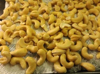 step1: 腰果先用鹽水汆水兩分鐘,隔水後用廚房抹紙吸乾水份。