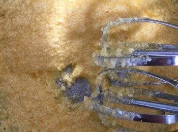 step2: 分兩次加入全蛋液，每次都要攪拌均勻