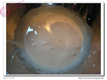 step4: 打蛋黃糊, 用打蛋器輕輕打散蛋黃, 加入糖。繼續打至淺黃色, 濃稠creamy狀態。