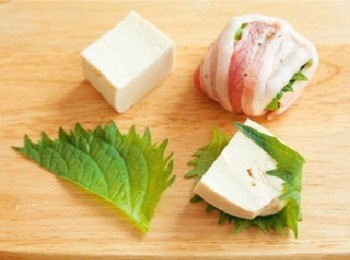 step1: 每片豆腐分別用一片紫蘇葉包起來，再用一片已經灑上胡椒的豬肉片包捲起來。