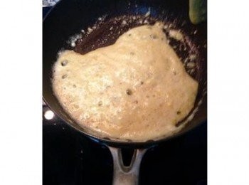 step3: 將蛋黃切越碎越好，當泡泡轉金黃時，