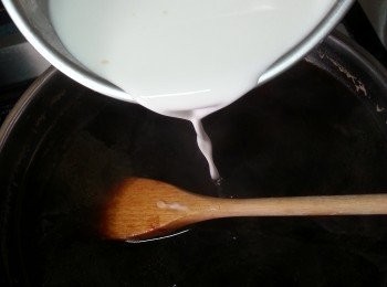 step6: 將埋茨汁拌勻,慢慢加入汁料內(此動作必須要熄火進行,及慢慢加入)