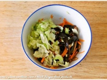 step3: 紅蘿蔔與萵苣葉切成絲，加入和風鰹魚黑菇醬，拌和成內餡。