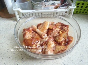 step2: 雞洗淨抹乾水份後加入醃料拌勻醃2小時