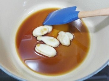 step3: 鍋內倒入麻油~~接著將薑片放入!! 用小火煸煮~~