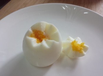 step3: 以雕花工具或小刀切出圖案，並將頂部拿出備用。