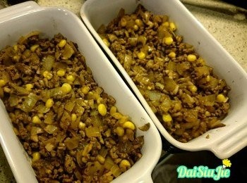 step9: 把肉碎都放進焗盆內，上面蓋上薯蓉