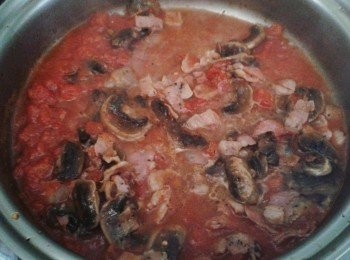 step3: 然後下磨菇及蕃茄粒拌勻，下少許黑胡椒粉及糖調味